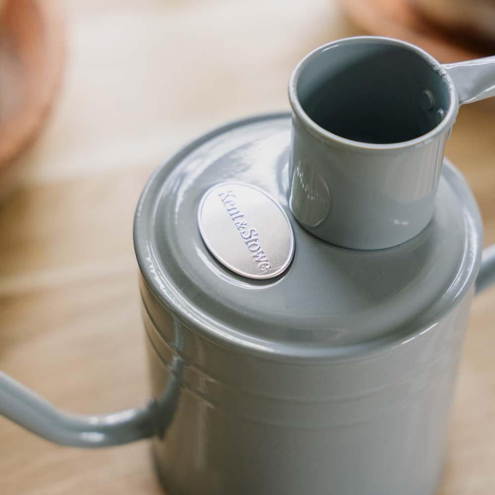 Metalowa konewka do wnętrz, 1 l, ciepły szary