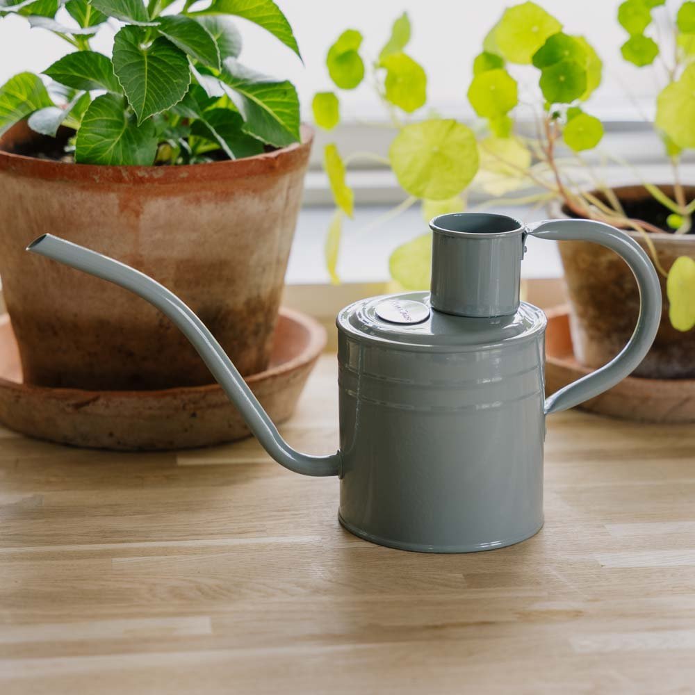 Metalowa konewka do wnętrz, 1 l, ciepły szary